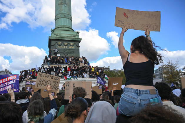 Students peacefully occupy the Bastille statue during the Student, High School, and Union Protest in Paris, France, on October 8, 2026. - 08 10 2026 - France Ile-de-France (region) Paris -  JulienxMattiax xLexPictorium LePictorium_0342625