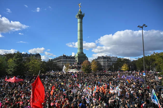 Students peacefully occupy the Bastille statue during the Student, High School, and Union Protest in Paris, France, on October 8, 2026. - 08 10 2026 - France Ile-de-France (region) Paris -  JulienxMattiax xLexPictorium LePictorium_0342628