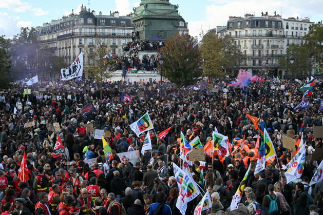 Students peacefully occupy the Bastille statue during the Student, High School, and Union Protest in Paris, France, on October 8, 2026. - 08 10 2026 - France Ile-de-France (region) Paris -  JulienxMattiax xLexPictorium LePictorium_0342630