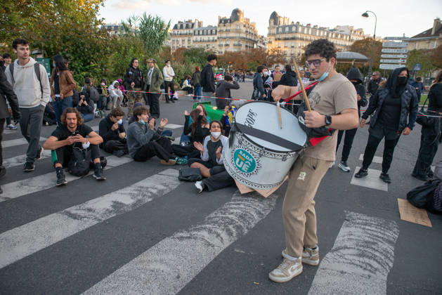 Paris Students Protest School Conditions A demonstrator beats a large drum as others sit on a crosswalk near Place de la Bastille in Paris, France, on October 8, 2026. France s Interior Ministry said 71,500 people demonstrated nationwide, including 24,500 in Paris, as students demanded more staff, resources and improved school conditions; police used tear gas and water cannon during clashes at Place de la Bastille later in the day. Paris Ile-de-France France Copyright: xDavoodxMaeilix