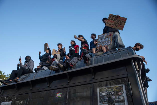 Paris Students Protest School Conditions Demonstrators sit and stand on the roof of a street kiosk near Place de la Bastille in Paris, France, on October 8, 2026. France s Interior Ministry said 71,500 people demonstrated nationwide, including 24,500 in Paris, as students demanded more staff, resources and improved school conditions; police used tear gas and water cannon during clashes at Place de la Bastille later in the day. Paris Ile-de-France France Copyright: xDavoodxMaeilix