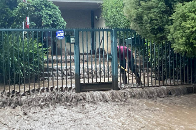 Santiago, October 8, 2026 A mudslide is affecting the area from San Carlos de Apoquindo to Los Dominicos in the Las Condes district, causing widespread damage and sweeping away vehicles and people. Dragomir Yankovic, Aton Chile, Aton 1197953 jpeg  Copyright: DRAGOMIRxYANKOVIC ATONxCHILE