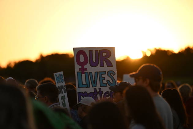 October 8, 2026, Lexington, Massachusetts, U.S.: Demonstrators gather near the Washington Monument during a nationwide day of action against sexual violence in Washington. The demonstration is part of the I Am Jane Doe movement supporting a former Cornell University student who alleges she was sexually assaulted by members of a fraternity in 2024. Lexington U.S.  - ZUMAk206 20261008_znp_k206_021 Copyright: xMattxKaminskyx