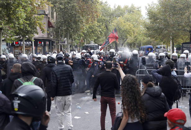 Demonstration Against the Proposed Territorial Reform in Tirana, Albania. Police use pepper spray to disperse opposition supporters during an anti-government protest against the government s administrative and territorial reform, in front of the Parliament building in Tirana, Albania, on October 8, 2026. Light Studio Agency Malton Dibra Tirana Albania Copyright: xLightxStudioxAgencyx xMaltonxDibrax