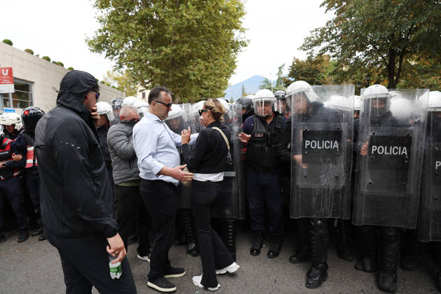 Demonstration Against the Proposed Territorial Reform in Tirana, Albania. Albanian protesters scuffle with anti-riot police during an anti-government protest against the government s administrative and territorial reform, in front of the Parliament building in Tirana, Albania, on October 8, 2026. Light Studio Agency Malton Dibra Tirana Albania Copyright: xLightxStudioxAgencyx xMaltonxDibrax