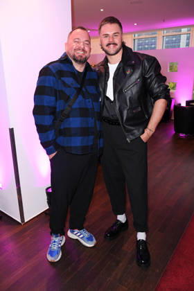 Daniel Schuhmacher mit Ehemann Florian Schuhmacher bei der & JULIA MUSICALPREMIERE im Stage Palladium Theater in Stuttgart am 08.10.2026