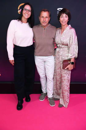 Richy Mueller mit Ehefrau Christl Stumhofer und Tochter Leslie Mueller bei der & JULIA MUSICALPREMIERE im Stage Palladium Theater in Stuttgart am 08.10.2026