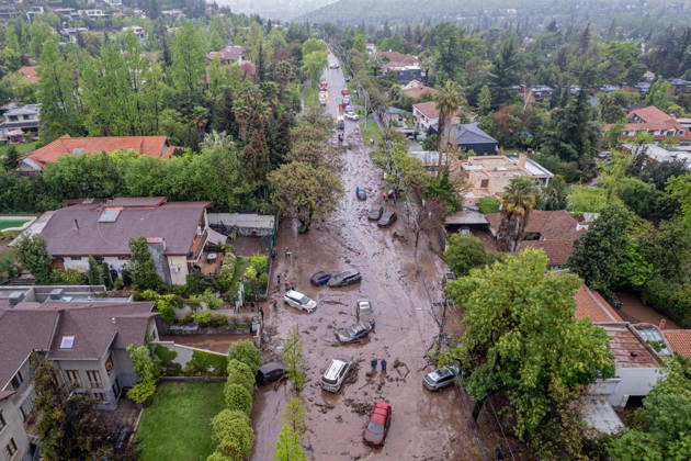 Mudslide hits eastern Santiago, Chile SANTIAGO, CHILE - OCTOBER 8: A barrage of water, mud and stones descended this Thursday afternoon through the San Carlos de Apoquindo sector, a sector in the east of Santiago, and swept away cars and public transport vehicles, in Santiago, Chile, on Thursday, October 8, 2026. Lucas Aguayo Araos Anadolu Santiago Chile. Editorial use only. Please get in touch for any other usage. Copyright: x2026xAnadoluxLucasxAguayoxAraosx