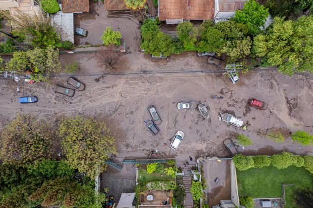 Mudslide hits eastern Santiago, Chile SANTIAGO, CHILE - OCTOBER 8: A barrage of water, mud and stones descended this Thursday afternoon through the San Carlos de Apoquindo sector, a sector in the east of Santiago, and swept away cars and public transport vehicles, in Santiago, Chile, on Thursday, October 8, 2026. Lucas Aguayo Araos Anadolu Santiago Chile. Editorial use only. Please get in touch for any other usage. Copyright: x2026xAnadoluxLucasxAguayoxAraosx