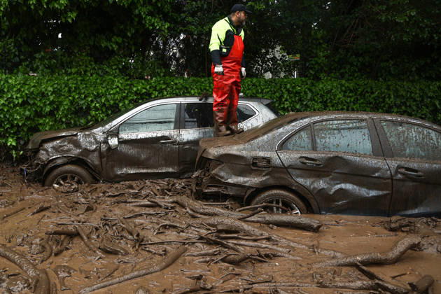Mudslide hits eastern Santiago, Chile SANTIAGO, CHILE - OCTOBER 8: A barrage of water, mud and stones descended this Thursday afternoon through the San Carlos de Apoquindo sector, a sector in the east of Santiago, and swept away cars and public transport vehicles, in Santiago, Chile, on Thursday, October 8, 2026. Lucas Aguayo Araos Anadolu Santiago Chile. Editorial use only. Please get in touch for any other usage. Copyright: x2026xAnadoluxLucasxAguayoxAraosx