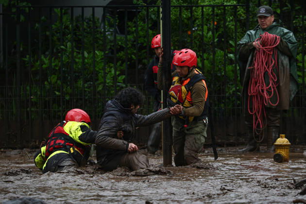 Mudslide hits eastern Santiago, Chile SANTIAGO, CHILE - OCTOBER 8: A barrage of water, mud and stones descended this Thursday afternoon through the San Carlos de Apoquindo sector, a sector in the east of Santiago, and swept away cars and public transport vehicles, in Santiago, Chile, on Thursday, October 8, 2026. Lucas Aguayo Araos Anadolu Santiago Chile. Editorial use only. Please get in touch for any other usage. Copyright: x2026xAnadoluxLucasxAguayoxAraosx