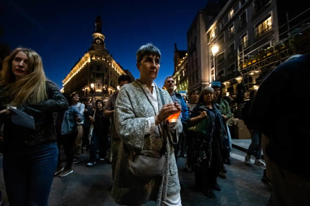 IPA89447750 - MADRID, SPAIN. OCTOBER 8. Thousands of people are taking part in the Hasta Siempre, Maricarmen march, from Puerta del Sol to the home where 87-year-old Maricarmen Abascal lived; she died on October 7 after being hospitalized following her eviction on September 23, in Madrid, Spain, on October 8, 2026. Organized by the Sindicato de Inquilinas of Madrid, the demonstration paid tribute to the woman, who had become a symbol of the struggle for the right to housing amid Spain™s housing crisis. Participants carried flowers, candles, and protest signs, calling for an end to evictions and greater housing protections. Copyright: xFrancescoxMilitelloxMirtox xFrancescoxMilitelloxMirtox IPA89447750