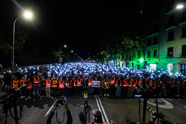IPA89447774 - MADRID, SPAIN. OCTOBER 8. Thousands of people are taking part in the Hasta Siempre, Maricarmen march, from Puerta del Sol to the home where 87-year-old Maricarmen Abascal lived; she died on October 7 after being hospitalized following her eviction on September 23, in Madrid, Spain, on October 8, 2026. Organized by the Sindicato de Inquilinas of Madrid, the demonstration paid tribute to the woman, who had become a symbol of the struggle for the right to housing amid Spain™s housing crisis. Participants carried flowers, candles, and protest signs, calling for an end to evictions and greater housing protections. Copyright: xFrancescoxMilitelloxMirtox xFrancescoxMilitelloxMirtox IPA89447774