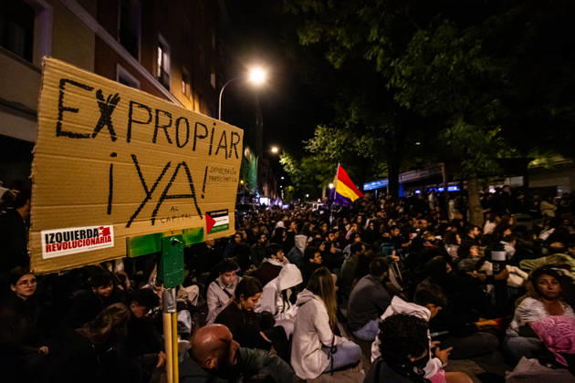 IPA89447786 - MADRID, SPAIN. OCTOBER 8. Thousands of people are taking part in the Hasta Siempre, Maricarmen march, from Puerta del Sol to the home where 87-year-old Maricarmen Abascal lived; she died on October 7 after being hospitalized following her eviction on September 23, in Madrid, Spain, on October 8, 2026. Organized by the Sindicato de Inquilinas of Madrid, the demonstration paid tribute to the woman, who had become a symbol of the struggle for the right to housing amid Spain™s housing crisis. Participants carried flowers, candles, and protest signs, calling for an end to evictions and greater housing protections. Copyright: xFrancescoxMilitelloxMirtox xFrancescoxMilitelloxMirtox IPA89447786