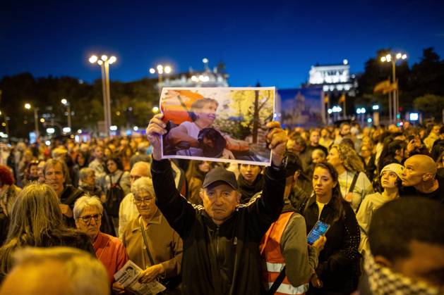 March in memory of Maricarmen in Madrid, Spain - 8 Oct 2026 Demonstrators carry banners during a rally in Madrid A march is making its way through the streets of Madrid, traveling from Puerta del Sol to the former home of Maricarmen Abascal—the 87-year-old woman who passed away 24 hours ago and whose eviction sparked a wave of citizen mobilization regarding the housing crisis. Madrid Spain Copyright: xDavidxCanalesx xSOPAxImagesx David-Canales-1456973