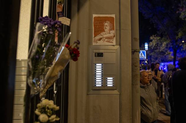 March in memory of Maricarmen in Madrid, Spain - 8 Oct 2026 A poster bearing Maricarmen s face has been placed at the entrance of the building where she lived in Madrid A march is making its way through the streets of Madrid, traveling from Puerta del Sol to the former home of Maricarmen Abascal—the 87-year-old woman who passed away 24 hours ago and whose eviction sparked a wave of citizen mobilization regarding the housing crisis. Madrid Spain Copyright: xDavidxCanalesx xSOPAxImagesx David-Canales-1456982