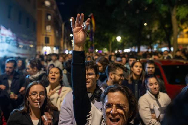 March in memory of Maricarmen in Madrid, Spain - 8 Oct 2026 Demonstrators hold up keys during a rally in Madrid A march is making its way through the streets of Madrid, traveling from Puerta del Sol to the former home of Maricarmen Abascal—the 87-year-old woman who passed away 24 hours ago and whose eviction sparked a wave of citizen mobilization regarding the housing crisis. Madrid Spain Copyright: xDavidxCanalesx xSOPAxImagesx David-Canales-1456989