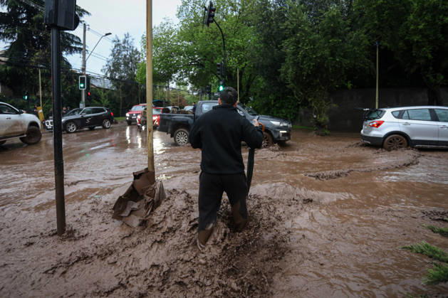 October 8, 2026, Santiago, Chile: The overflowing of canals triggered a mudslide in the Las Condes district, sweeping away vehicles and leaving streets covered in mud after heavy rains hit Santiago. Santiago Chile  - ZUMAu105 20261008_zip_u105_006 Copyright: xManuelxUrzuax