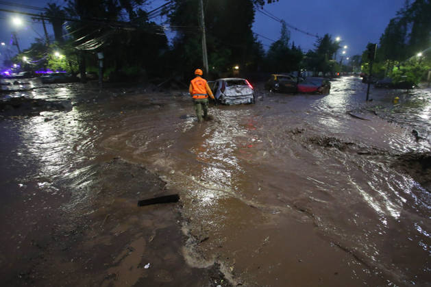 Santiago, October 8, 2026: A mudslide is affecting the area from San Carlos de Apoquindo to Los Dominicos in the Las Condes district, causing widespread damage and sweeping away vehicles and people. Jonnathan Oyarzun Aton Chile, Santiago, Chile Aton 1198021  Copyright: JONNATHANxOYARZUN ATONxCHILE