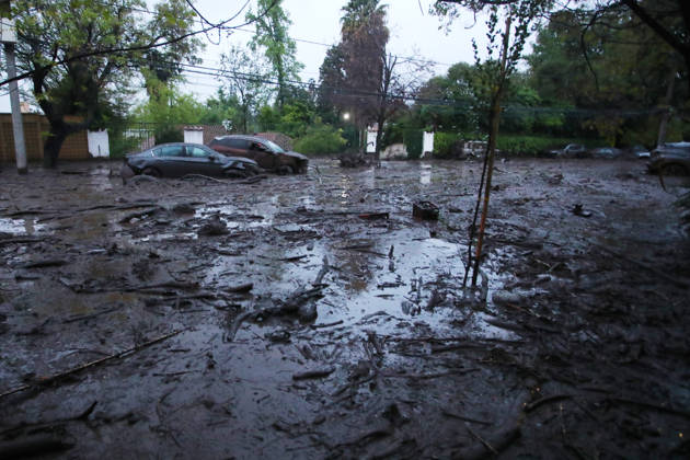 Santiago, October 8, 2026: A mudslide is affecting the area from San Carlos de Apoquindo to Los Dominicos in the Las Condes district, causing widespread damage and sweeping away vehicles and people. Jonnathan Oyarzun Aton Chile, Santiago, Chile Aton 1198029  Copyright: JONNATHANxOYARZUN ATONxCHILE