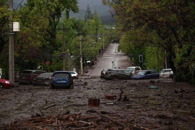 Chile declares yellow alert for Santiago region over heavy rainfall SANTIAGO, CHILE - OCTOBER 8: A barrage of water, mud and stones descended this Thursday afternoon through the San Carlos de Apoquindo sector, a sector in the east of Santiago, and swept away cars and public transport vehicles, in Santiago, Chile, on Thursday, October 8, 2026. Chilean authorities declared a yellow alert for the Santiago Metropolitan Region on Tuesday due to intense rainfall, flooding and the activation of ravines, according to the National Service for Disaster Prevention and Response (SENAPRED). Lucas Aguayo Araos Anadolu Santiago Chile. Editorial use only. Please get in touch for any other usage. Copyright: x2026xAnadoluxLucasxAguayoxAraosx