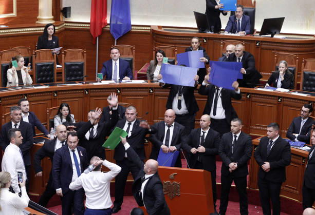 Albanian Parliament Vote the Territorial Reform in Tirana, Albania. Bodyguards try to protect Albanian Prime Minister Edi Rama (C) as an opposition MP throws a water bottle during a parliamentary session where a government s proposed administrative and territorial reform is voted on in Tirana, Albania, early on October 9, 2026. Light Studio Agency Malton Dibra Tirana Albania Copyright: xLightxStudioxAgencyx xMaltonxDibrax