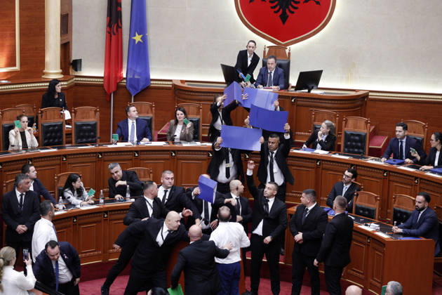 Albanian Parliament Vote the Territorial Reform in Tirana, Albania. Bodyguards try to protect Albanian Prime Minister Edi Rama (C) as an opposition MP throws a water bottle during a parliamentary session where a government s proposed administrative and territorial reform is voted on in Tirana, Albania, early on October 9, 2026. Light Studio Agency Malton Dibra Tirana Albania Copyright: xLightxStudioxAgencyx xMaltonxDibrax