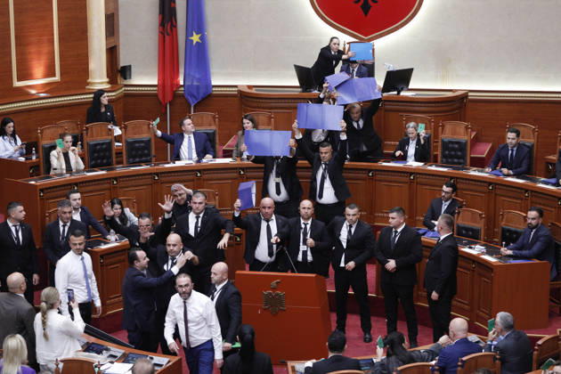 Albanian Parliament Vote the Territorial Reform in Tirana, Albania. Bodyguards try to protect Albanian Prime Minister Edi Rama (C) as an opposition MP throws a water bottle during a parliamentary session where a government s proposed administrative and territorial reform is voted on in Tirana, Albania, early on October 9, 2026. Light Studio Agency Malton Dibra Tirana Albania Copyright: xLightxStudioxAgencyx xMaltonxDibrax