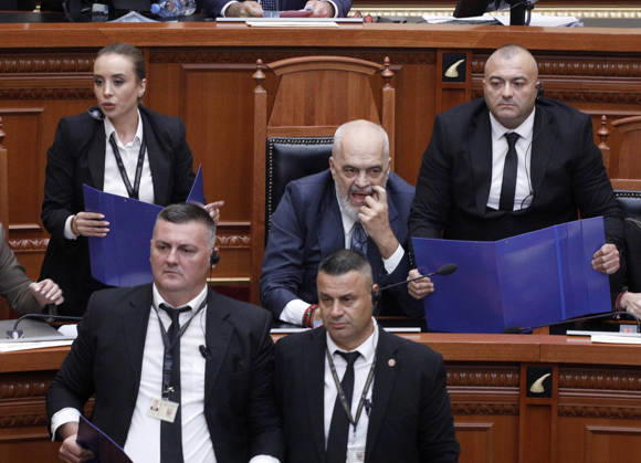 Albanian Parliament Vote the Territorial Reform in Tirana, Albania. Bodyguards try to protect Albanian Prime Minister Edi Rama (C) as an opposition MP throws a water bottle during a parliamentary session where a government s proposed administrative and territorial reform is voted on in Tirana, Albania, early on October 9, 2026. Light Studio Agency Malton Dibra Tirana Albania Copyright: xLightxStudioxAgencyx xMaltonxDibrax