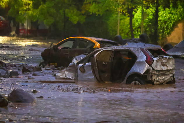 Santiago, October 8, 2026: A mudslide is affecting the area from San Carlos de Apoquindo to Los Dominicos in the Las Condes district, causing widespread damage and sweeping away vehicles and people. Jonnathan Oyarzun Aton Chile, Santiago, Chile Aton 1198033  Copyright: JONNATHANxOYARZUN ATONxCHILE