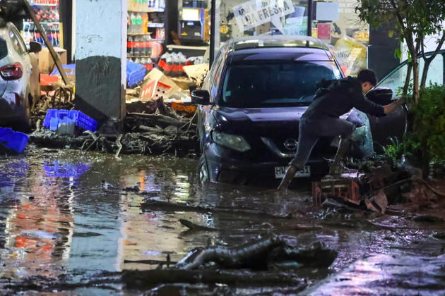 Santiago, October 8, 2026: A mudslide is affecting the area from San Carlos de Apoquindo to Los Dominicos in the Las Condes district, causing widespread damage and sweeping away vehicles and people. Jonnathan Oyarzun Aton, Chile, Santiago, Chile Aton 1198038  Copyright: JONNATHANxOYARZUN ATONxCHILE