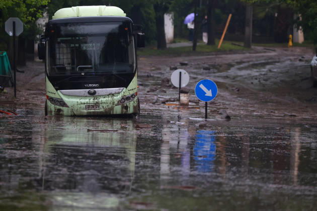 Santiago, October 8, 2026: A mudslide is affecting the area from San Carlos de Apoquindo to Los Dominicos in the Las Condes district, causing widespread damage and sweeping away vehicles and people. Jonnathan Oyarzun Aton, Chile, Santiago, Chile Aton 1198044  Copyright: JONNATHANxOYARZUN ATONxCHILE