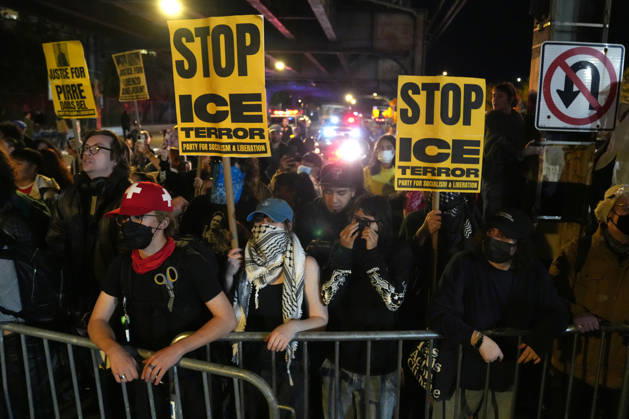 People are participating in a protest against U.S. Immigration and Customs Enforcement (ICE) following a shooting in which a man was wounded by an ICE agent in New York, United States, 08 October 2026. Protest against ICE in New York !ACHTUNG: NUR REDAKTIONELLE NUTZUNG!  Copyright: xÁngelxColmenaresx AME4346 20261009-55021631019_1