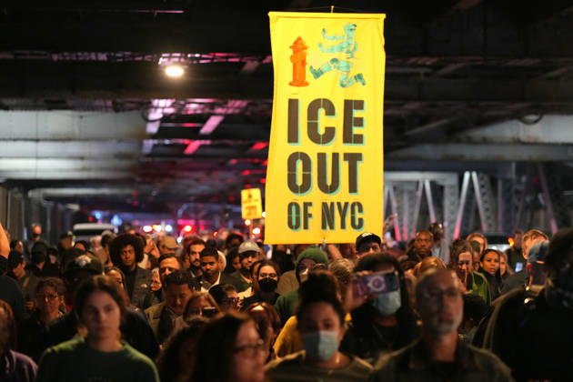 People are participating in a protest against U.S. Immigration and Customs Enforcement (ICE) following a shooting in which a man was wounded by an ICE agent in New York, United States, 08 October 2026. Protest against ICE in New York !ACHTUNG: NUR REDAKTIONELLE NUTZUNG!  Copyright: xÁngelxColmenaresx AME4350 20261009-55021631017_1