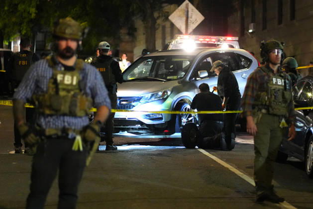 FBI agents secure a vehicle following a shooting in which a man was wounded by an Immigration and Customs Enforcement (ICE) agent in New York, United States, 08 October 2026. Protest against ICE in New York !ACHTUNG: NUR REDAKTIONELLE NUTZUNG!  Copyright: xÁngelxColmenaresx AME4348 20261009-55021631018_1