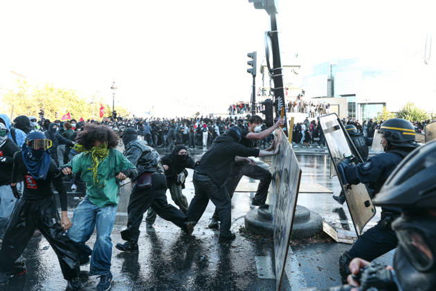 High School And University Student Protest - Paris Protesters are taking cover behind a barricade, during a nationwide youth demonstration. Nationwide mobilization by high school and university students calling for better teaching and study conditions, increased funding and staffing, an end to overcrowded classrooms and deteriorating infrastructure, and improved access to education, amidst concerns over social inequalities and student financial insecurity in Paris, France, October 8, 2026. Photo by Christophe Michel ABACAPRESS.COM Paris ILE DE FRANCE France  Copyright: xMichelxChristophe ABACAx