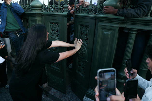 High School And University Student Protest - Paris A student forces the gate to access the July Column at the Place de la Bastille, during a nationwide youth demonstration. Nationwide mobilization by high school and university students calling for better teaching and study conditions, increased funding and staffing, an end to overcrowded classrooms and deteriorating infrastructure, and improved access to education, amidst concerns over social inequalities and student financial insecurity in Paris, France, October 8, 2026. Photo by Christophe Michel ABACAPRESS.COM Paris ILE DE FRANCE France  Copyright: xMichelxChristophe ABACAx