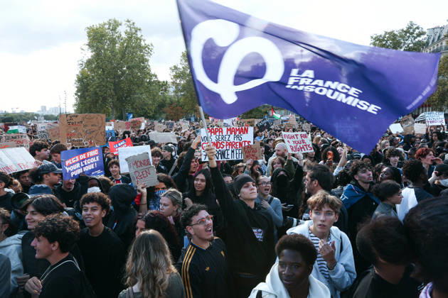 High School And University Student Protest - Paris A crowd of protesters gathers at Place de la Bastille with students holding signs and a la france insoumise flag in support of student youth during a nationwide youth demonstration. Nationwide mobilization by high school and university students calling for better teaching and study conditions, increased funding and staffing, an end to overcrowded classrooms and deteriorating infrastructure, and improved access to education, amidst concerns over social inequalities and student financial insecurity in Paris, France, October 8, 2026. Photo by Christophe Michel ABACAPRESS.COM Paris ILE DE FRANCE France  Copyright: xMichelxChristophe ABACAx