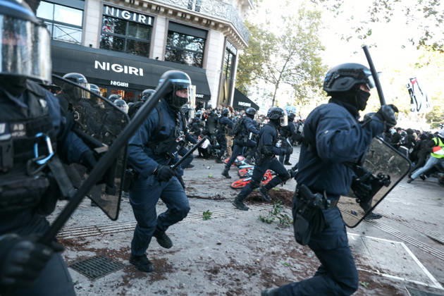 High School And University Student Protest - Paris A CRS riot police squad charges to disperse the protesters, during a nationwide youth demonstration. Nationwide mobilization by high school and university students calling for better teaching and study conditions, increased funding and staffing, an end to overcrowded classrooms and deteriorating infrastructure, and improved access to education, amidst concerns over social inequalities and student financial insecurity in Paris, France, October 8, 2026. Photo by Christophe Michel ABACAPRESS.COM Paris ILE DE FRANCE France  Copyright: xMichelxChristophe ABACAx