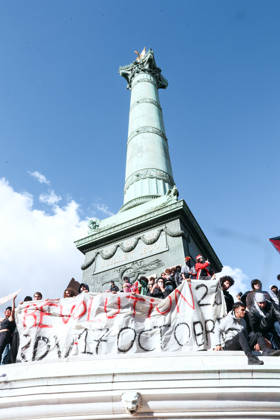 High School And University Student Protest - Paris A group of young protesters holding a banner with the message revolution 2.0 in front of the July Column in the Place de la Bastille, during a nationwide youth demonstration. Nationwide mobilization by high school and university students calling for better teaching and study conditions, increased funding and staffing, an end to overcrowded classrooms and deteriorating infrastructure, and improved access to education, amidst concerns over social inequalities and student financial insecurity in Paris, France, October 8, 2026. Photo by Christophe Michel ABACAPRESS.COM Paris ILE DE FRANCE France  Copyright: xMichelxChristophe ABACAx
