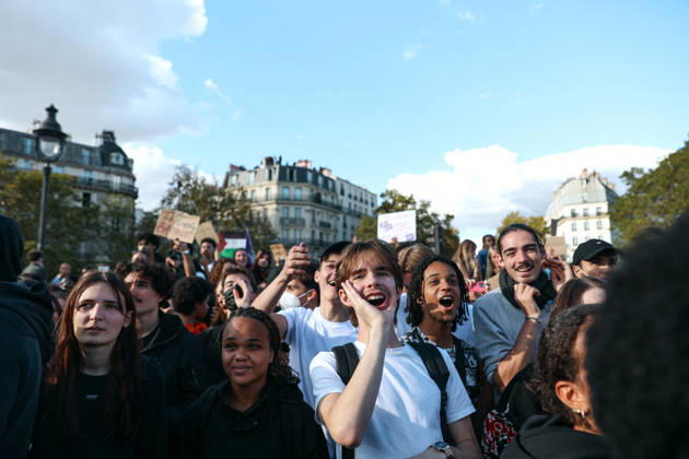 High School And University Student Protest - Paris Students are chanting a slogan, during a nationwide youth demonstration. Nationwide mobilization by high school and university students calling for better teaching and study conditions, increased funding and staffing, an end to overcrowded classrooms and deteriorating infrastructure, and improved access to education, amidst concerns over social inequalities and student financial insecurity in Paris, France, October 8, 2026. Photo by Christophe Michel ABACAPRESS.COM Paris ILE DE FRANCE France  Copyright: xMichelxChristophe ABACAx