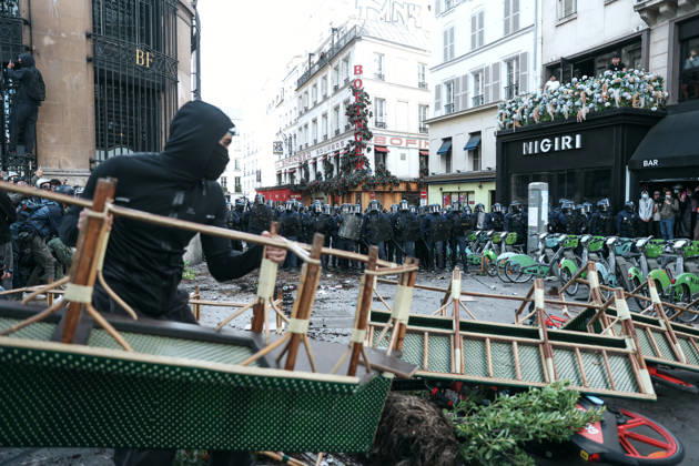 High School And University Student Protest - Paris Protesters are setting up a barricade to block the intervention of the CRS riot police, during a nationwide youth demonstration. Nationwide mobilization by high school and university students calling for better teaching and study conditions, increased funding and staffing, an end to overcrowded classrooms and deteriorating infrastructure, and improved access to education, amidst concerns over social inequalities and student financial insecurity in Paris, France, October 8, 2026. Photo by Christophe Michel ABACAPRESS.COM Paris ILE DE FRANCE France  Copyright: xMichelxChristophe ABACAx
