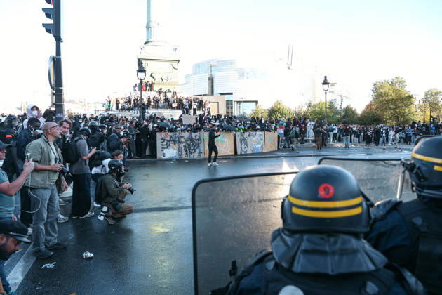 High School And University Student Protest - Paris Protesters are taking cover behind a barricade in front of CRS riot police, during a nationwide youth demonstration. Nationwide mobilization by high school and university students calling for better teaching and study conditions, increased funding and staffing, an end to overcrowded classrooms and deteriorating infrastructure, and improved access to education, amidst concerns over social inequalities and student financial insecurity in Paris, France, October 8, 2026. Photo by Christophe Michel ABACAPRESS.COM Paris ILE DE FRANCE France  Copyright: xMichelxChristophe ABACAx