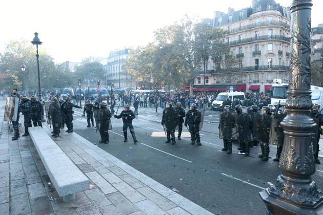 High School And University Student Protest - Paris A CRS riot police squad is preparing to charge to disperse the protesters, during a nationwide youth demonstration. Nationwide mobilization by high school and university students calling for better teaching and study conditions, increased funding and staffing, an end to overcrowded classrooms and deteriorating infrastructure, and improved access to education, amidst concerns over social inequalities and student financial insecurity in Paris, France, October 8, 2026. Photo by Christophe Michel ABACAPRESS.COM Paris ILE DE FRANCE France  Copyright: xMichelxChristophe ABACAx