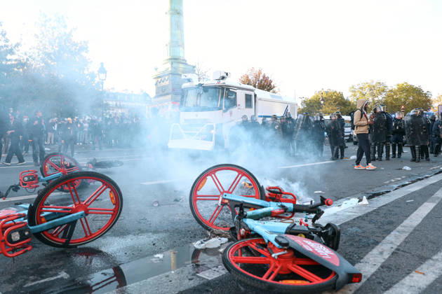 High School And University Student Protest - Paris Electric bikes placed as a barricade to block the riot police, during a nationwide youth demonstration. Nationwide mobilization by high school and university students calling for better teaching and study conditions, increased funding and staffing, an end to overcrowded classrooms and deteriorating infrastructure, and improved access to education, amidst concerns over social inequalities and student financial insecurity in Paris, France, October 8, 2026. Photo by Christophe Michel ABACAPRESS.COM Paris ILE DE FRANCE France  Copyright: xMichelxChristophe ABACAx