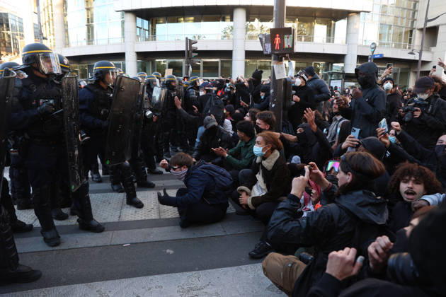 High School And University Student Protest - Paris A group of high school and university student protesters sitting in front of a line of CRS riot police who are blocking the way, during a nationwide youth demonstration. Nationwide mobilization by high school and university students calling for better teaching and study conditions, increased funding and staffing, an end to overcrowded classrooms and deteriorating infrastructure, and improved access to education, amidst concerns over social inequalities and student financial insecurity in Paris, France, October 8, 2026. Photo by Christophe Michel ABACAPRESS.COM Paris ILE DE FRANCE France  Copyright: xMichelxChristophe ABACAx