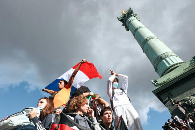 High School And University Student Protest - Paris A group of young protesters with a french flag in front of the July Column in the Place de la Bastille, during a nationwide youth demonstration. Nationwide mobilization by high school and university students calling for better teaching and study conditions, increased funding and staffing, an end to overcrowded classrooms and deteriorating infrastructure, and improved access to education, amidst concerns over social inequalities and student financial insecurity in Paris, France, October 8, 2026. Photo by Christophe Michel ABACAPRESS.COM Paris ILE DE FRANCE France  Copyright: xMichelxChristophe ABACAx