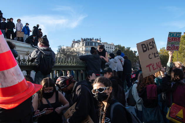 High School And University Student Protest - Paris Demonstrators gather on the base of the July Column during a high school students protest at Place de la Bastille in Paris, France on October 8, 2026, while high school students stand on a building s rooftop in the background. Photo by Fabrice Sapte ABACAPRESS.COM Paris France  Copyright: xSaptexFabrice ABACAx