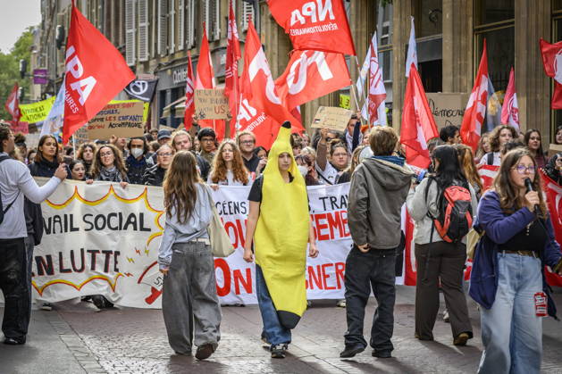 08.10.2026, Lothringen, Metz. Auch am Donnerstag protestieren mehrere hundert Schüler, so wie im übrigen Frankreich, in der Innenstadt von Metz für bessere Verhältnisse an Schulen.