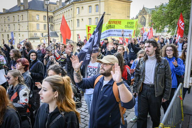 08.10.2026, Lothringen, Metz. Auch am Donnerstag protestieren mehrere hundert Schüler, so wie im übrigen Frankreich, in der Innenstadt von Metz für bessere Verhältnisse an Schulen.